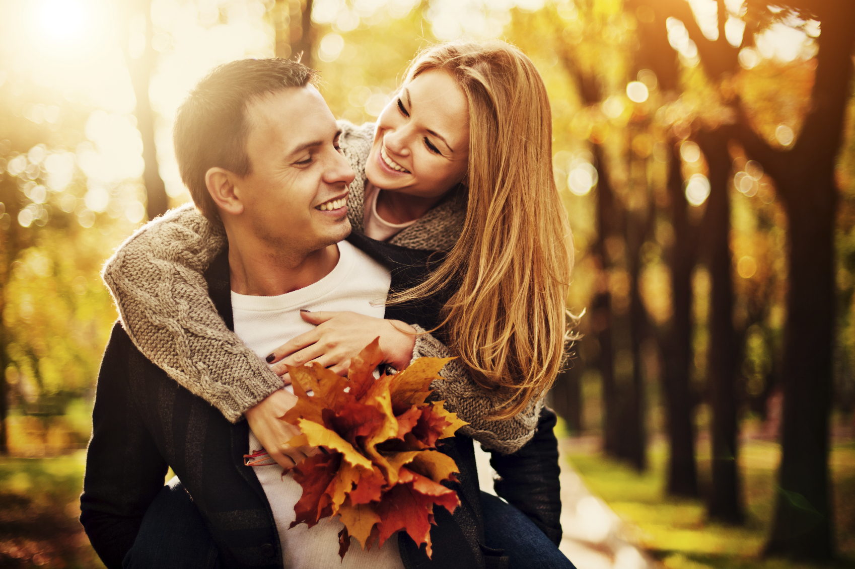 Красивая пара пригласит. Осенняя любовь. Парень с девушкой осенью. Осень влюбленные. Парень и девушка осень.